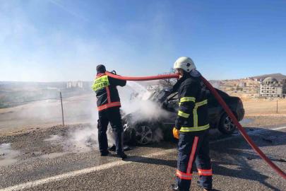 Seyir halindeki otomobil yandı
