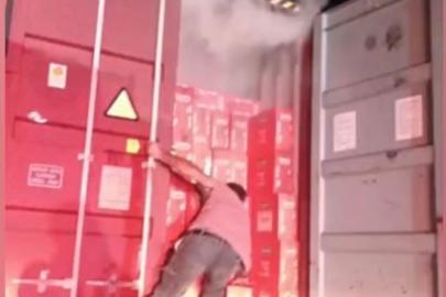 Seyir halindeki tır alev aldı: Makarnaları dorseden atarak kurtarmaya çalıştı