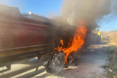 Seyir halindeki tırda çıkan yangın korkuttu