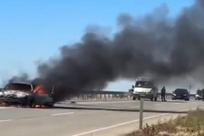 Seyir halindeykeki otomobil alev alev yandı