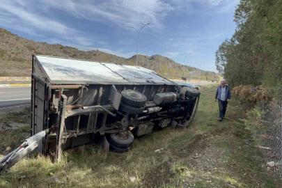 Seyir halindeyken direksiyonu kitlenen kamyon şarampole devrildi