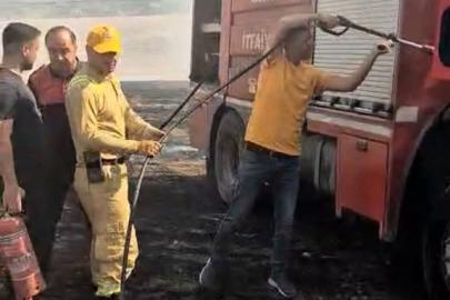 Siirt’te anız yangınına müdahale eden itfaiye aracı alevlere teslim oldu