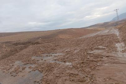 Siirt’te yağışla birlikte oluşan heyelan yola böyle aktı