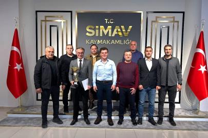 Simav Kaymakamı Karaloğlu şampiyon voleybol takımını kabul etti