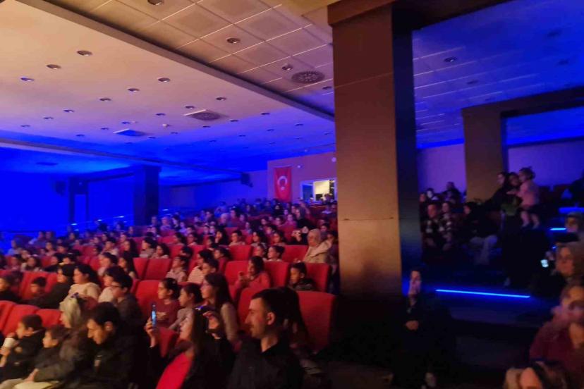 Sincan Belediyesinden Tiyatro Şöleni