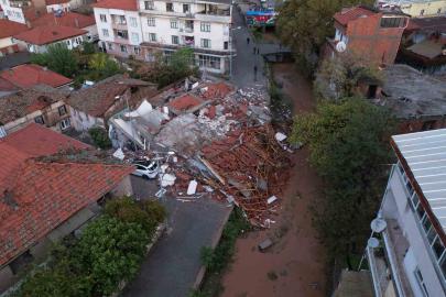 Sındırgı depreminde çöken binalar sabahın ilk ışıklarıyla böyle görüntülendi