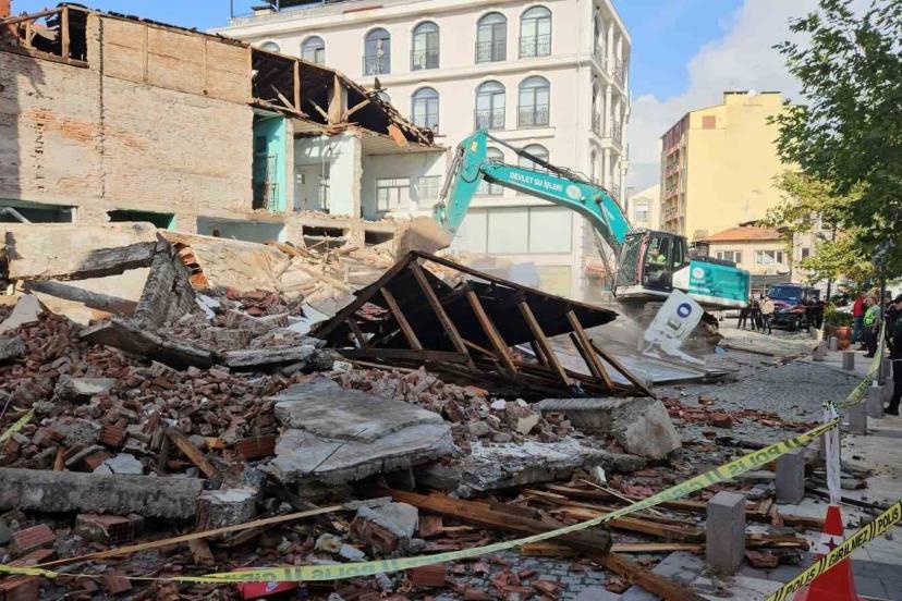 Sındırgı’da yıkılan binaların enkazı kaldırılıyor