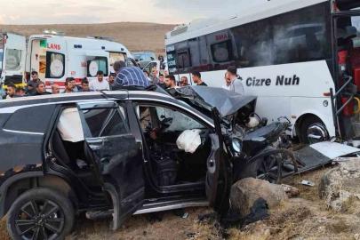 Şırnak’ta yolcu otobüsü ile otomobil çarpıştı: 1’i ağır 4 yaralı