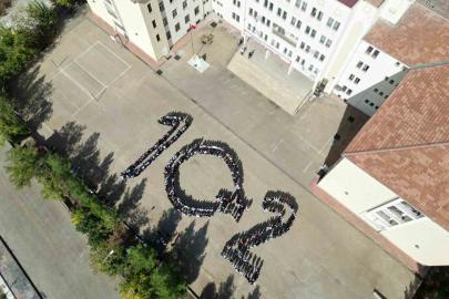 Siverekli öğrencilerden cumhuriyetin 102. yılına anlamlı koreografi