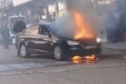 Siverek’te park halindeki otomobil alev aldı