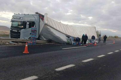Sivrihisar’da sebze yüklü tır devrildi