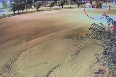 Su tankerine çarpan kamyonetin sürücüsünün öldüğü kaza anı kamerada
