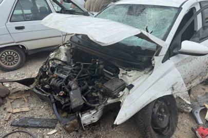 Süratle kavşağa giren otomobil heykelleri biçerek metrelerce havaya uçtu