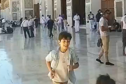 Suriye’de umutlar yeniden yeşerdi: Halk, Emevi Camii’nde ülkedeki yeni dönemi dualarla karşılıyor. . .