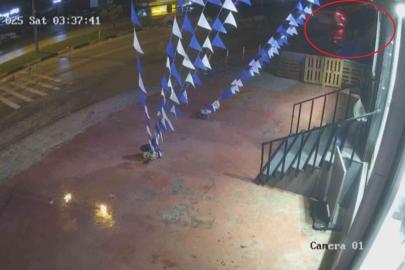 Sürücüsünün kontrolünü kaybettiği hafif ticari aracın takla atarak şarampole uçtuğu anlar kamerada