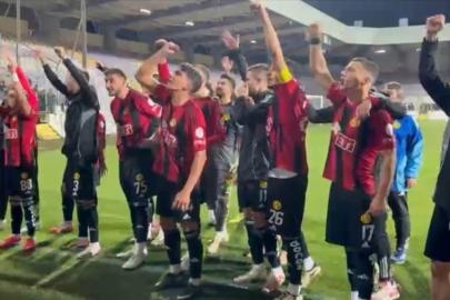 Takım oyuncuları taraftarlarla küfürlü tezahürat yapıp, bir de tempo tuttu