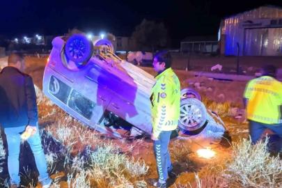 Takla atan hafif ticari aracın sürücüsü kaçarak kayıplara karıştı