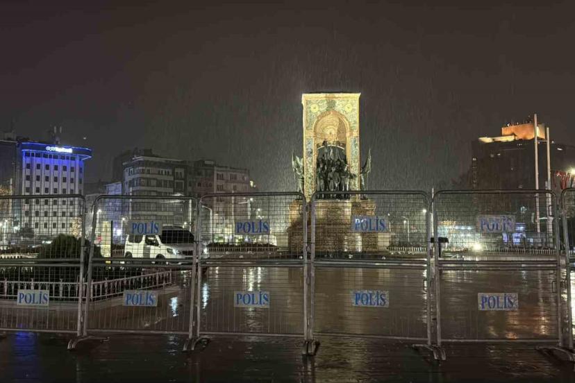Taksim Meydanı ve İstiklal Caddesi’nde gece saatlerinde yağmur etkili oldu