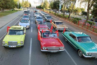 Talas’ta klasik araçlarla Cumhuriyet coşkusu