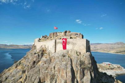 Tarihi kalenin surlarına 50 metrekarelik dev Türk bayrağı asıldı