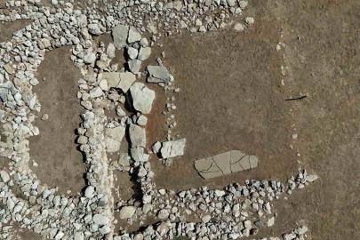 Tarihteki ilk musalla taşının bir parçası 12 bin yıllık Çayönü’ndeki Kafataslı yapıda, diğer parçası Diyarbakır Müzesi’nde sergileniyor