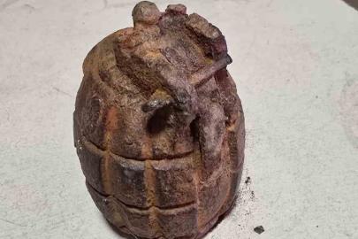 Tarlada el bombası bulundu