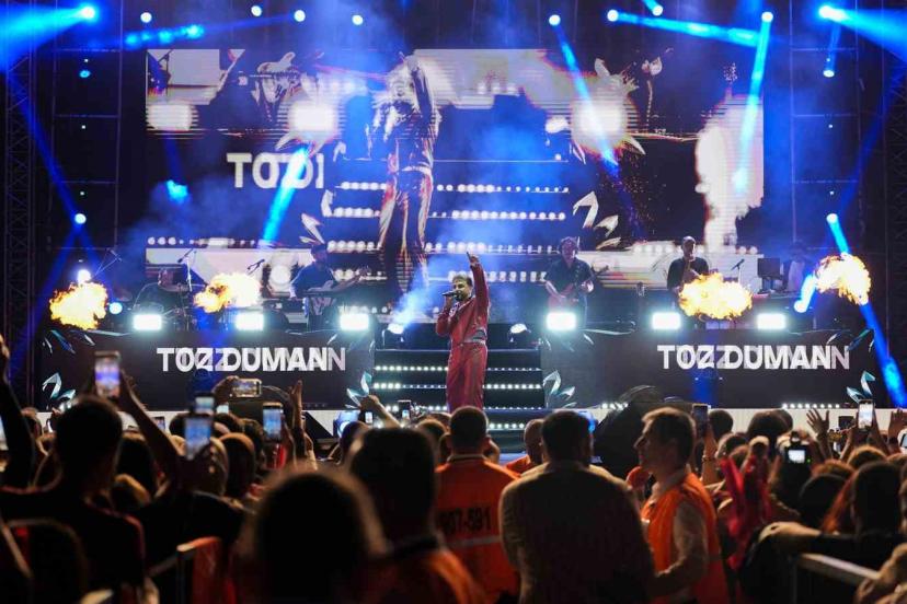 Tarsus’ta cumhuriyet coşkusu Sefo konseriyle zirveye ulaştı