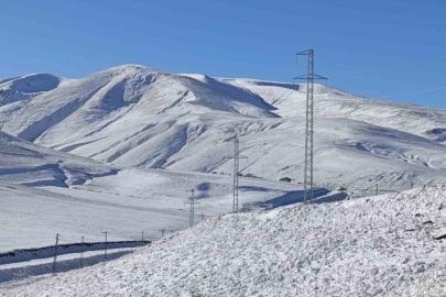 Taşlıçay’da kar yağışıyla Gündoğdu köyü beyaza büründü