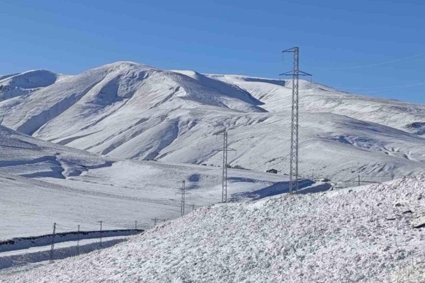 Taşlıçay’da kar yağışıyla Gündoğdu köyü beyaza büründü