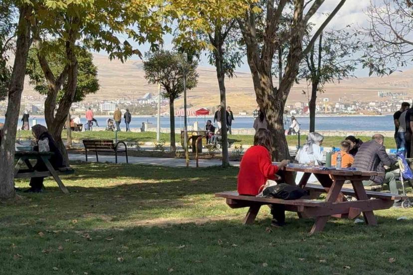 Tatvan’da güzel havayı fırsat bilenler sahile akın etti