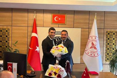 Tayini çıkan sağlık müdürüne kalabalık uğurlama