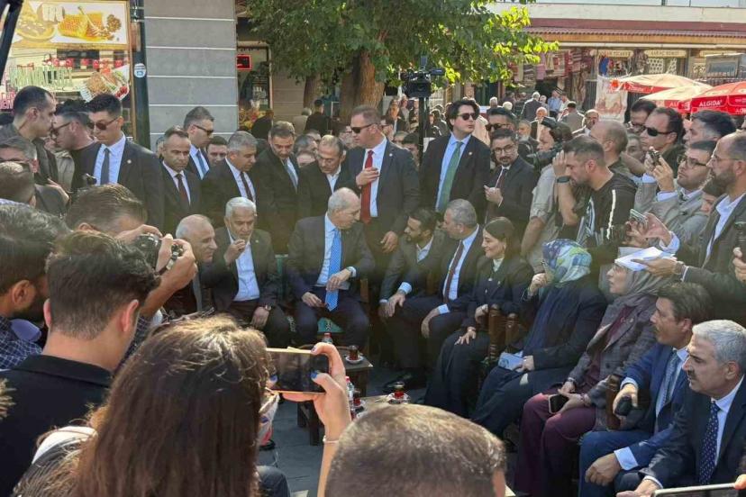 TBMM Başkanı Kurtulmuş namaz sonrası vatandaşlarla çay içip simit yedi