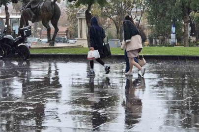 Tekirdağ’da sağanak yağışta vatandaşlar kaçacak yer aradı