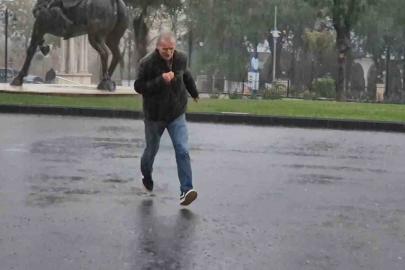 Tekirdağ’da şiddetli yağış sokakları göle çevirdi