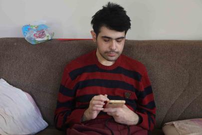 Telefon bağımlısı gençten ailelere tavsiye: "Küçükken çocuklara telefon vermeyin"