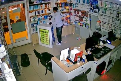 Telefoncunun camını kırıp içeri girdi: Seçerek malzeme çaldığı anlar kameraya yansıdı