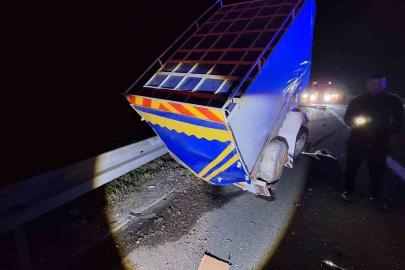 TEM Otoyolu’nda bariyerlere çarpan minibüs ters döndü: 4 yaralı