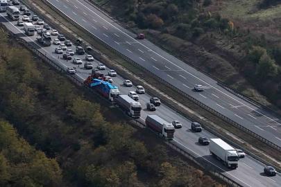 TEM Otoyolu’nda iki tır çarpıştı: 1 yaralı