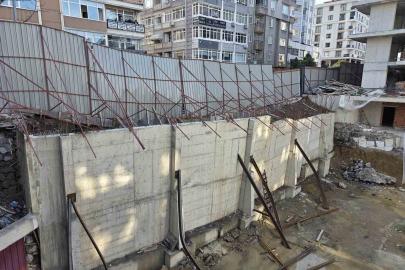 Temel kazısında kaldırım çöktü: Yol yaya ve araç trafiğine kapatıldı