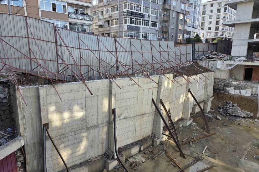 Temel kazısında kaldırım çöktü: Yol yaya ve araç trafiğine kapatıldı