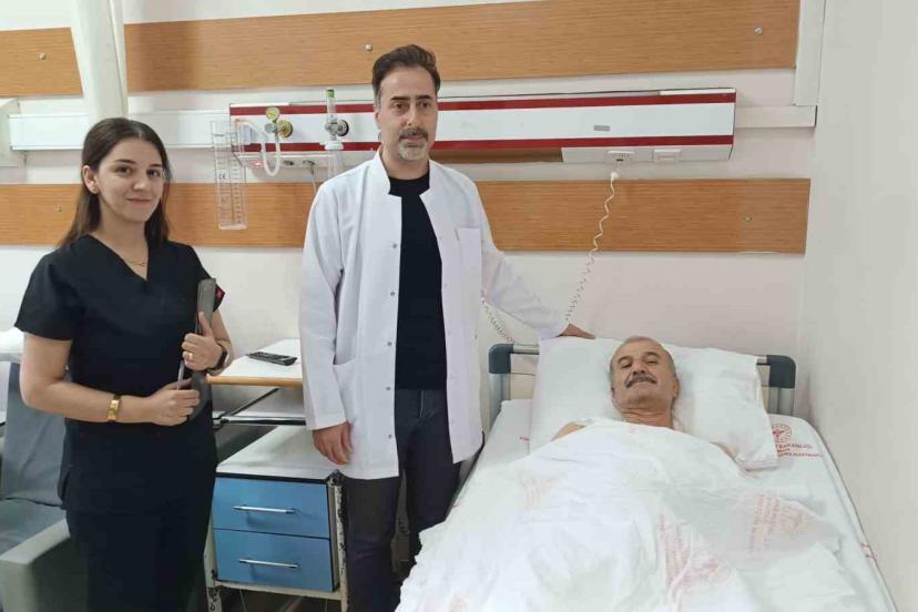 Tenis oynarken omuz çıkığı yaşayan 64 yaşındaki hasta, kullanılan özel plakla sağlığına kavuştu