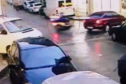 Ters yönden çıkan otomobile çarpmamak için kaza yaptı: O anlar kamerada