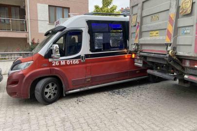 Tır ile minibüsün çarpıştığı kaza maddi hasarla atlatıldı