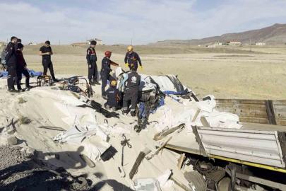 Tır şarampole düştü, sürücü kum altında kalan kabin içerisinde can verdi