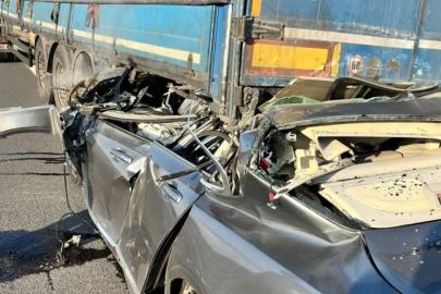 Tıra arkadan çarpan Volvo hurdaya döndü: 1 ölü