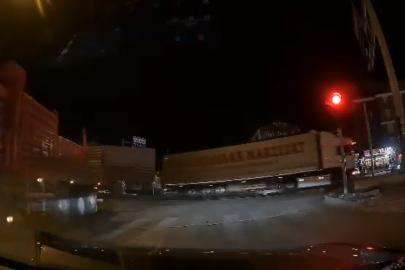 Tırın dorse kapağı açıldı, kırmızı ışıkta bekleyen otomobil kıl payı kurtuldu