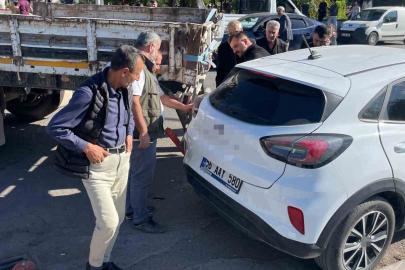 Tırın dorsesi otomobilin teker bölümüne takıldı