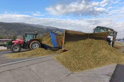 Tırın traktöre çarptığı kazada iki kişi yaralandı