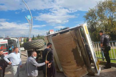 Tırın üstündeki asfalt silindiri yola devrildi: 1 yaralı