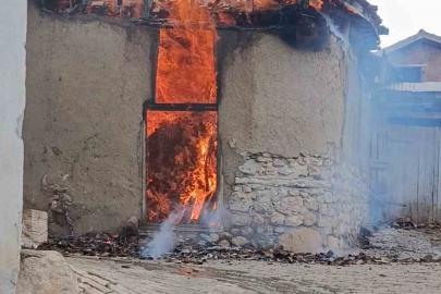 Tokat’ta çıkan yangında ev ve samanlık küle döndü